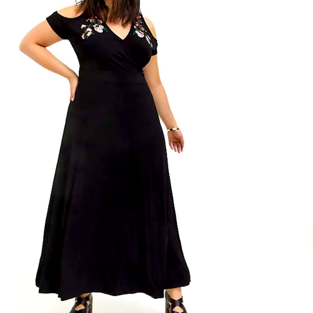Torrid black cold shoulder embroidered flower maxi dress size 1 brand new tags